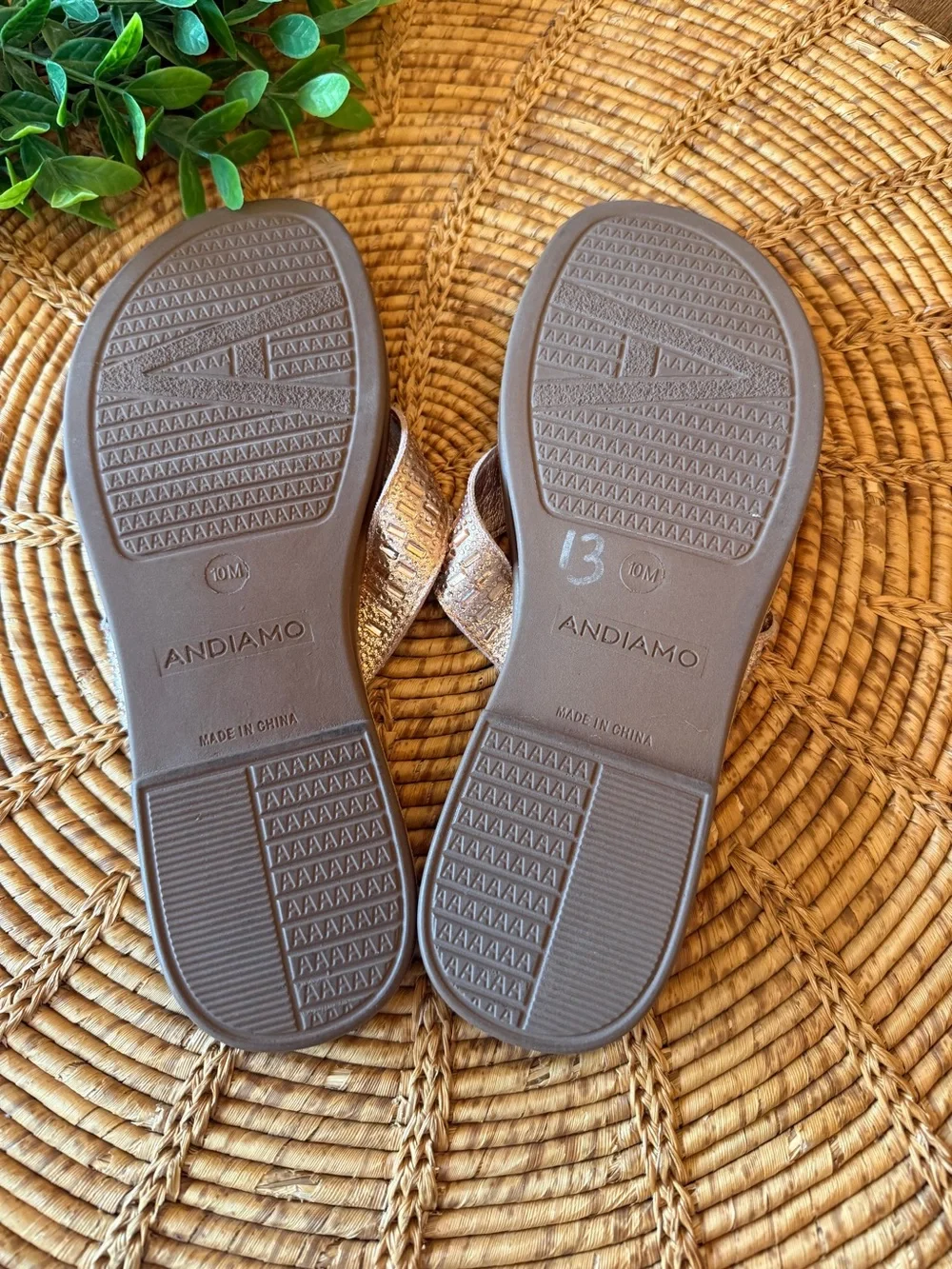 New Andiamo Womens Metallic Rose Gold Flip Flop Sandals